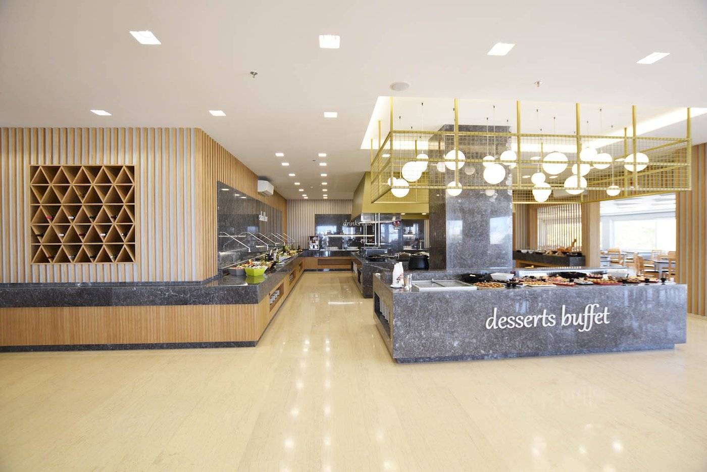 Desserts-Buffet im Astir Beach Hotel auf Kreta mit verschiedenen Gerichten und einer modernen Einrichtung.