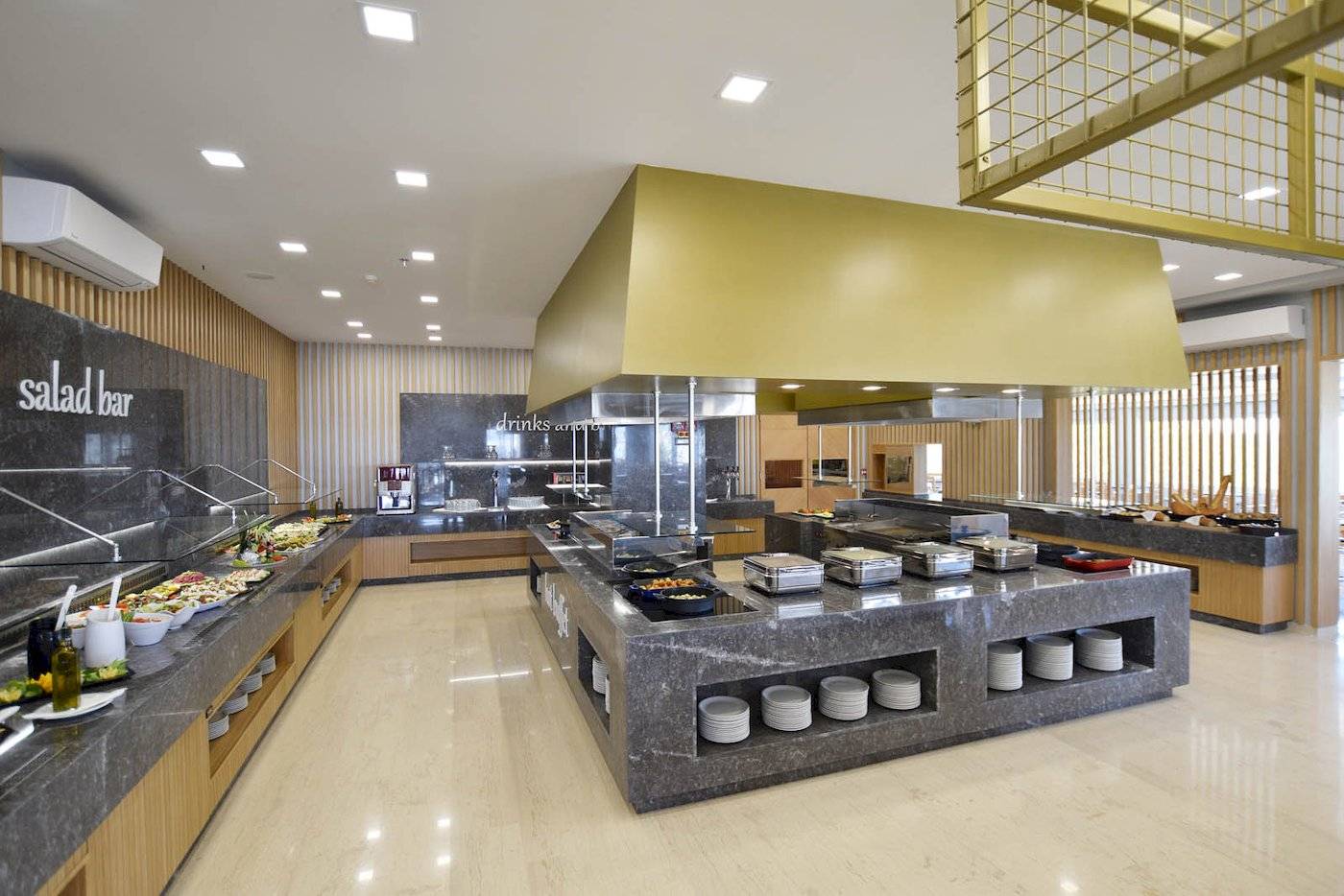 Buffetbereich im Astir Beach Hotel auf Kreta mit verschiedenen Speisen und einer goldenen Haube.