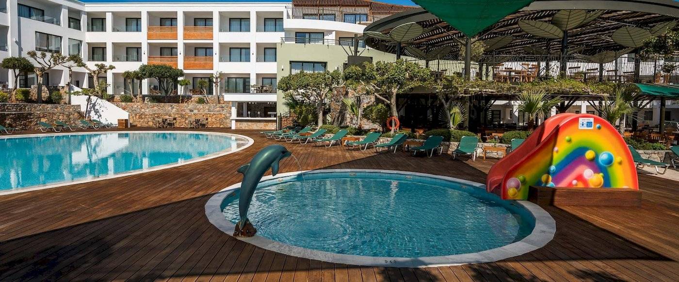 Arminda Hotel & Spa Pool mit Delfin-Skulptur und bunter Rutsche.