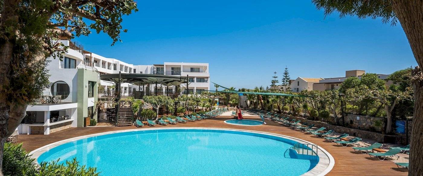 Außenbereich des Arminda Hotel & Spa mit Swimmingpool und Liegestühlen.