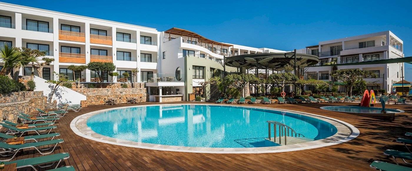 Außenpoolbereich des Arminda Hotel & Spa mit Lounge-Sesseln und moderner Architektur.