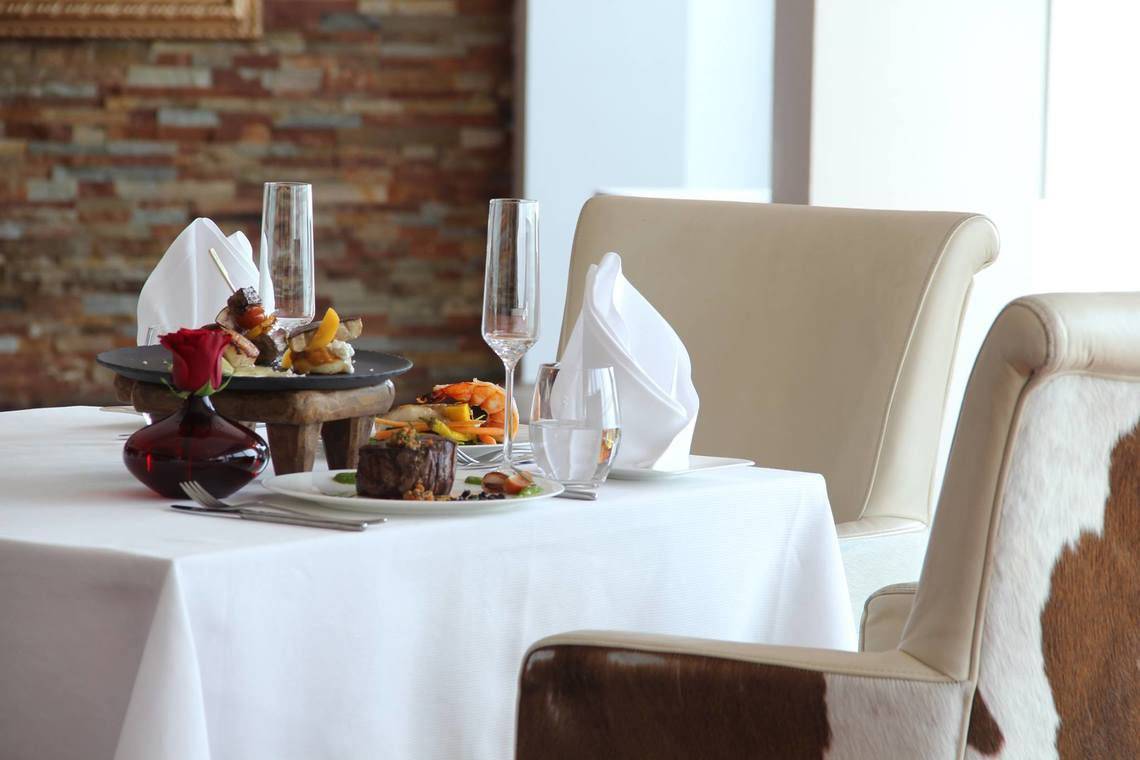 Tisch im Jumeirah Beach Hotel mit Essen und Getränkegläsern