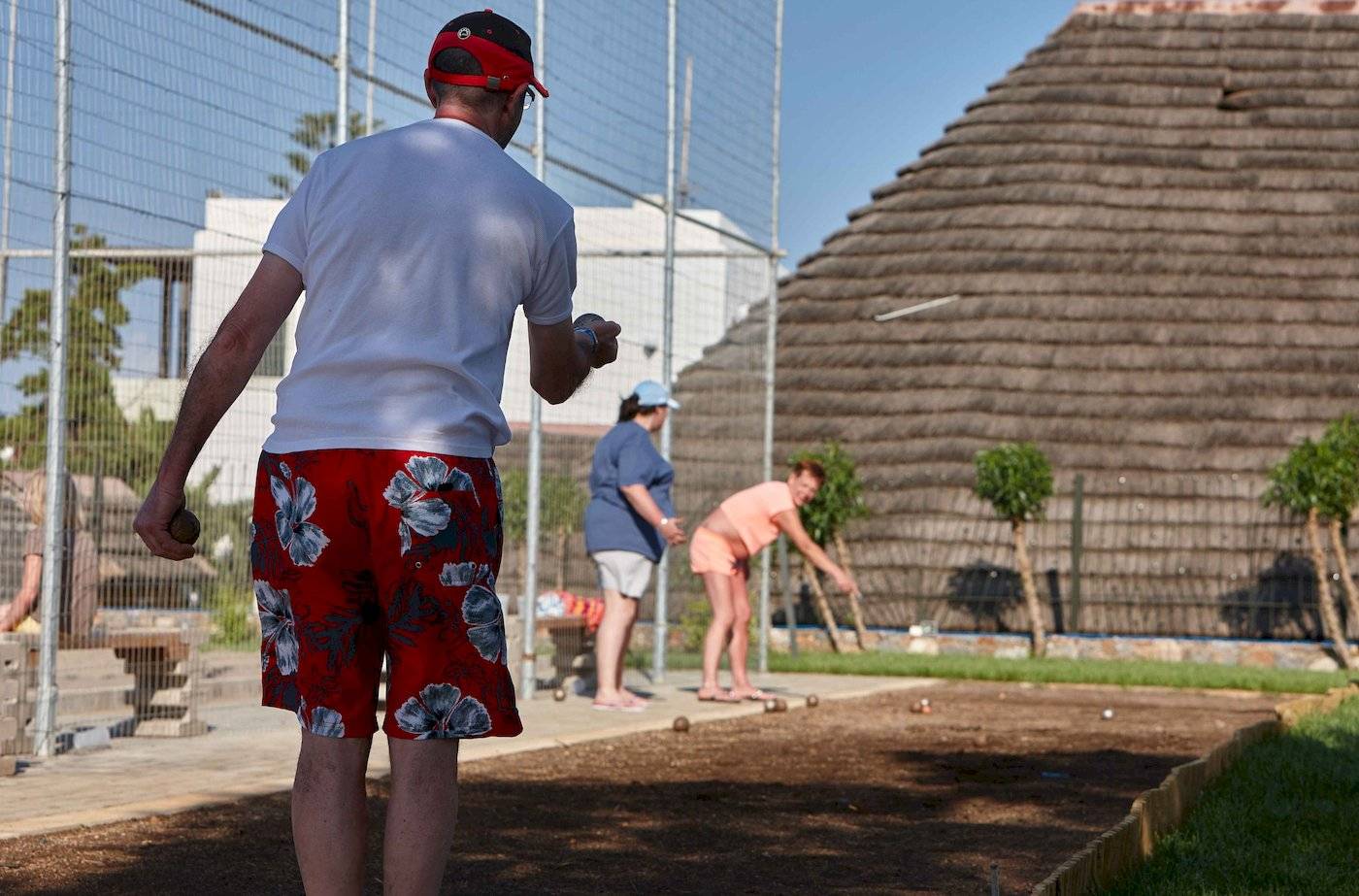 Arminda Hotel & Spa - Gäste spielen Boules vor der Unterkunft.