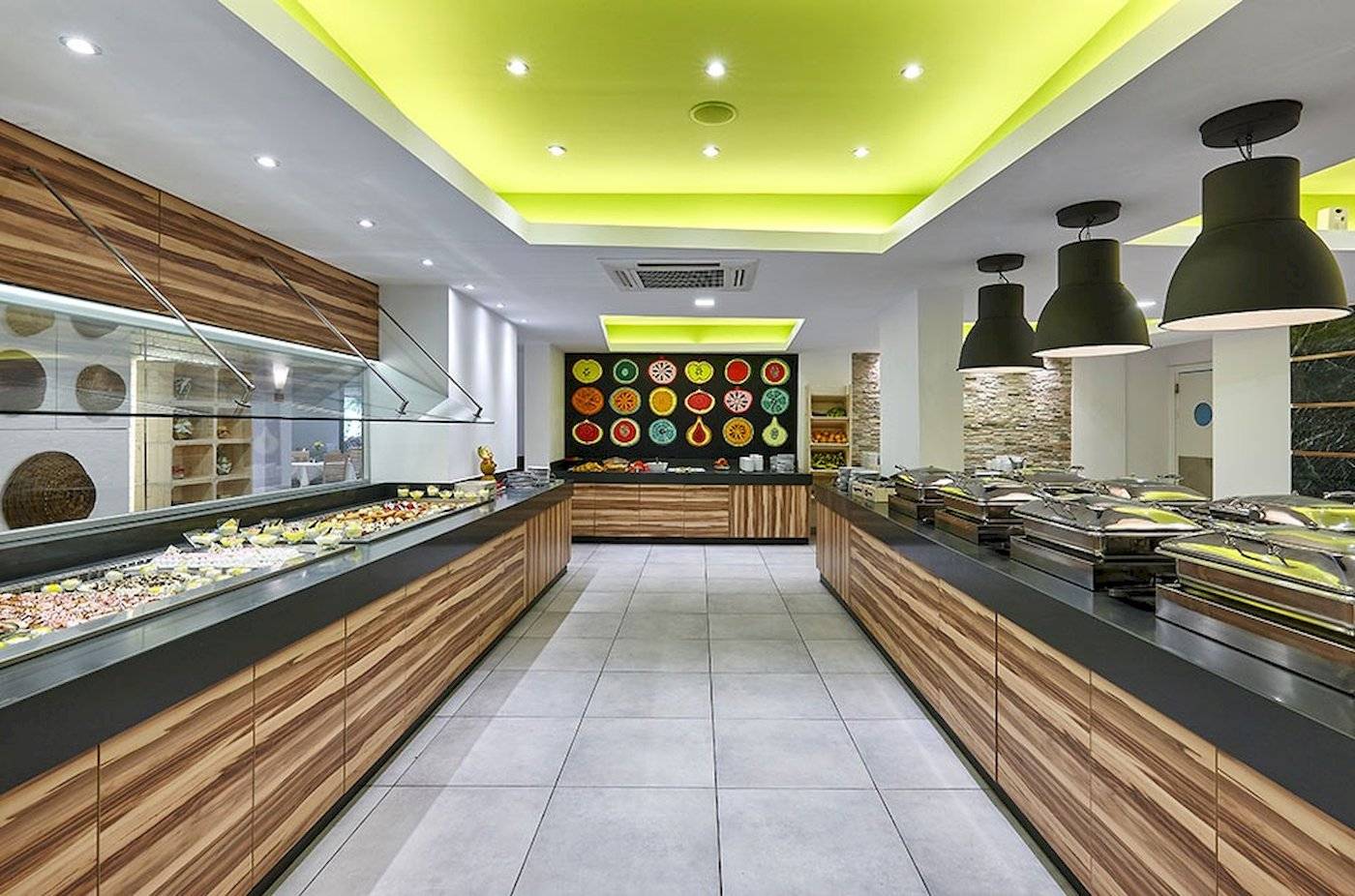 Innenbereich des Restaurants im Arminda Hotel & Spa mit Buffet und dekorativ beleuchteter Decke.