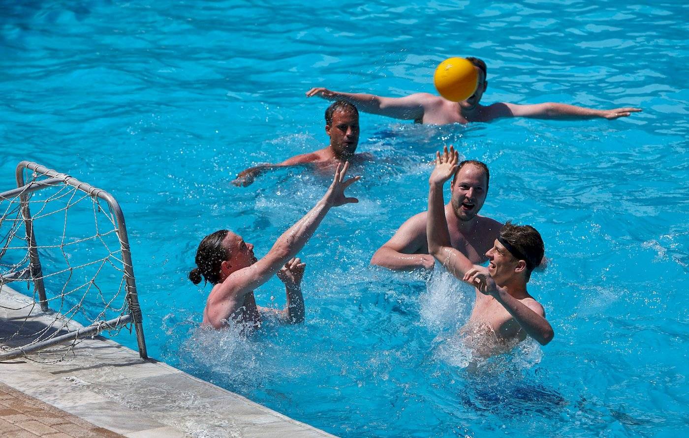 Mannschaft spielt Wasserball im Schwimmbad des Arminda Hotel & Spa