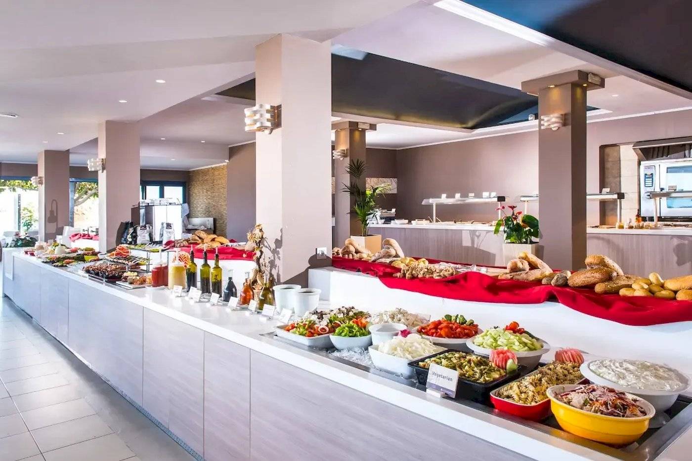 Frühstücksbuffet im Corissia Beach Hotel mit verschiedenen Speisen und Getränken.