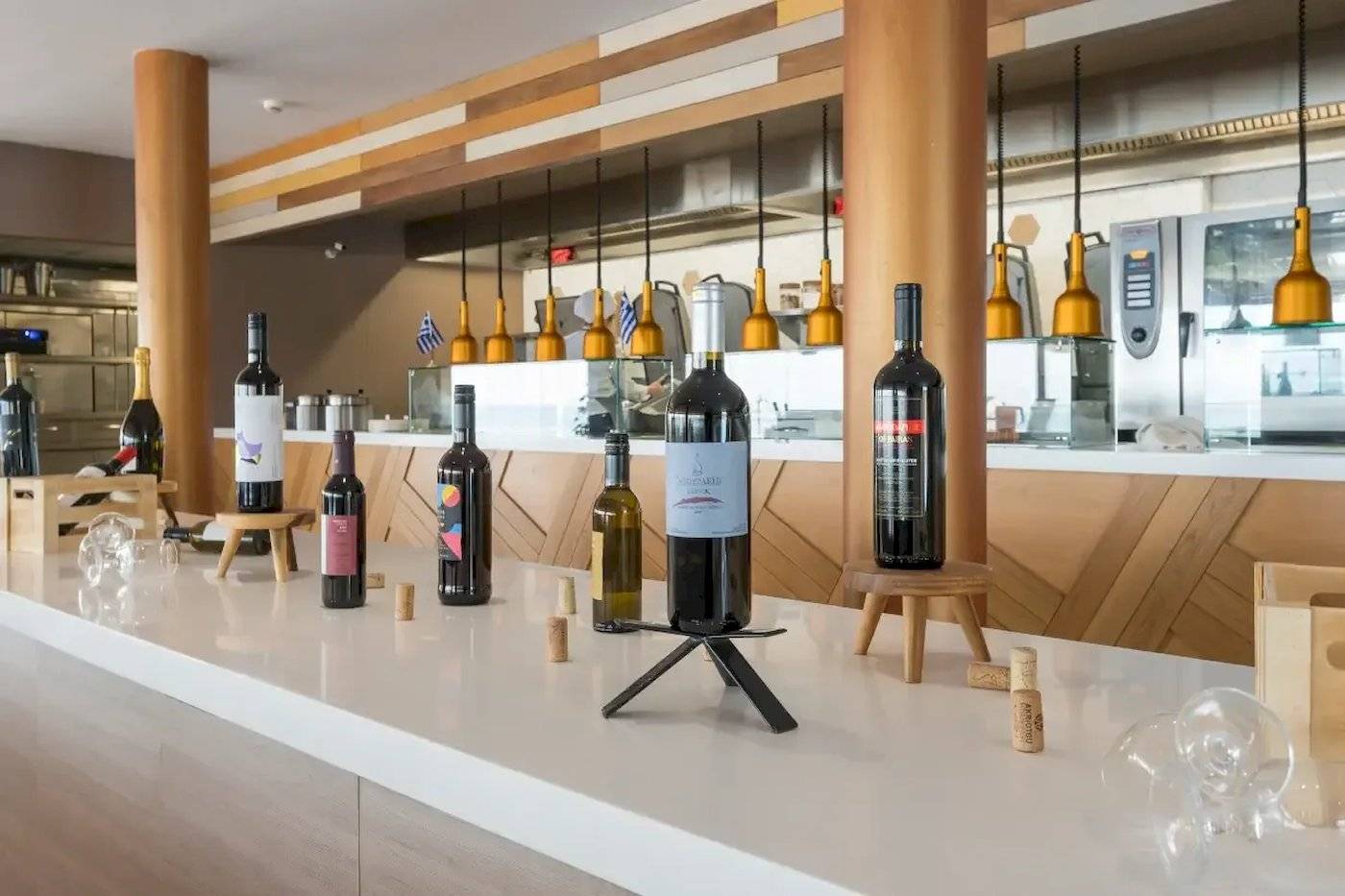 Weinflaschen auf der Bar im Corissia Beach Hotel.