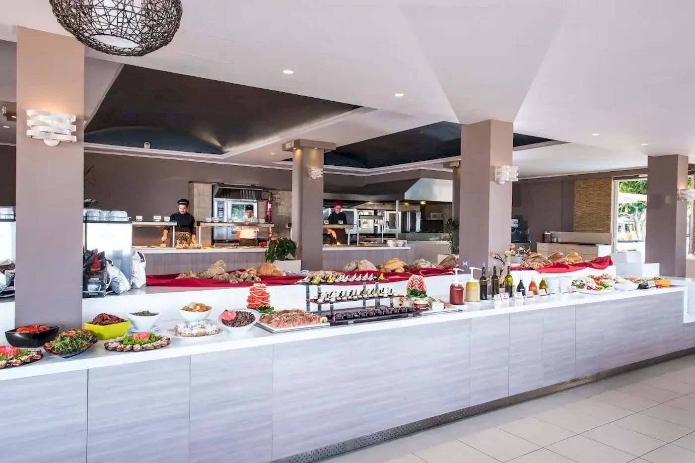 Frühstücksbuffet im Corissia Beach Hotel mit verschiedenen Speisen und Getränken.