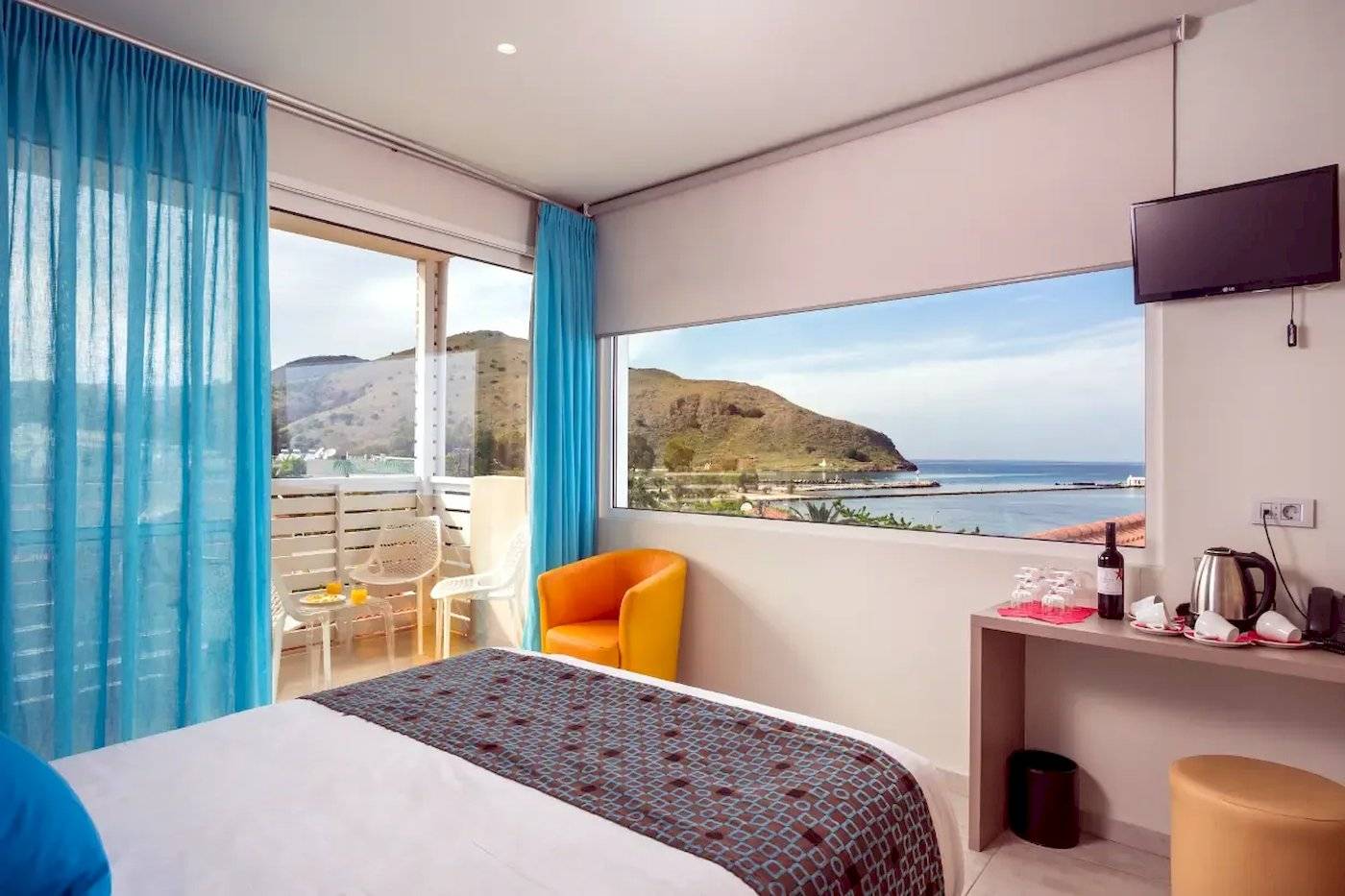 Zimmer im Corissia Beach Hotel mit Blick auf das Meer und die Berge.