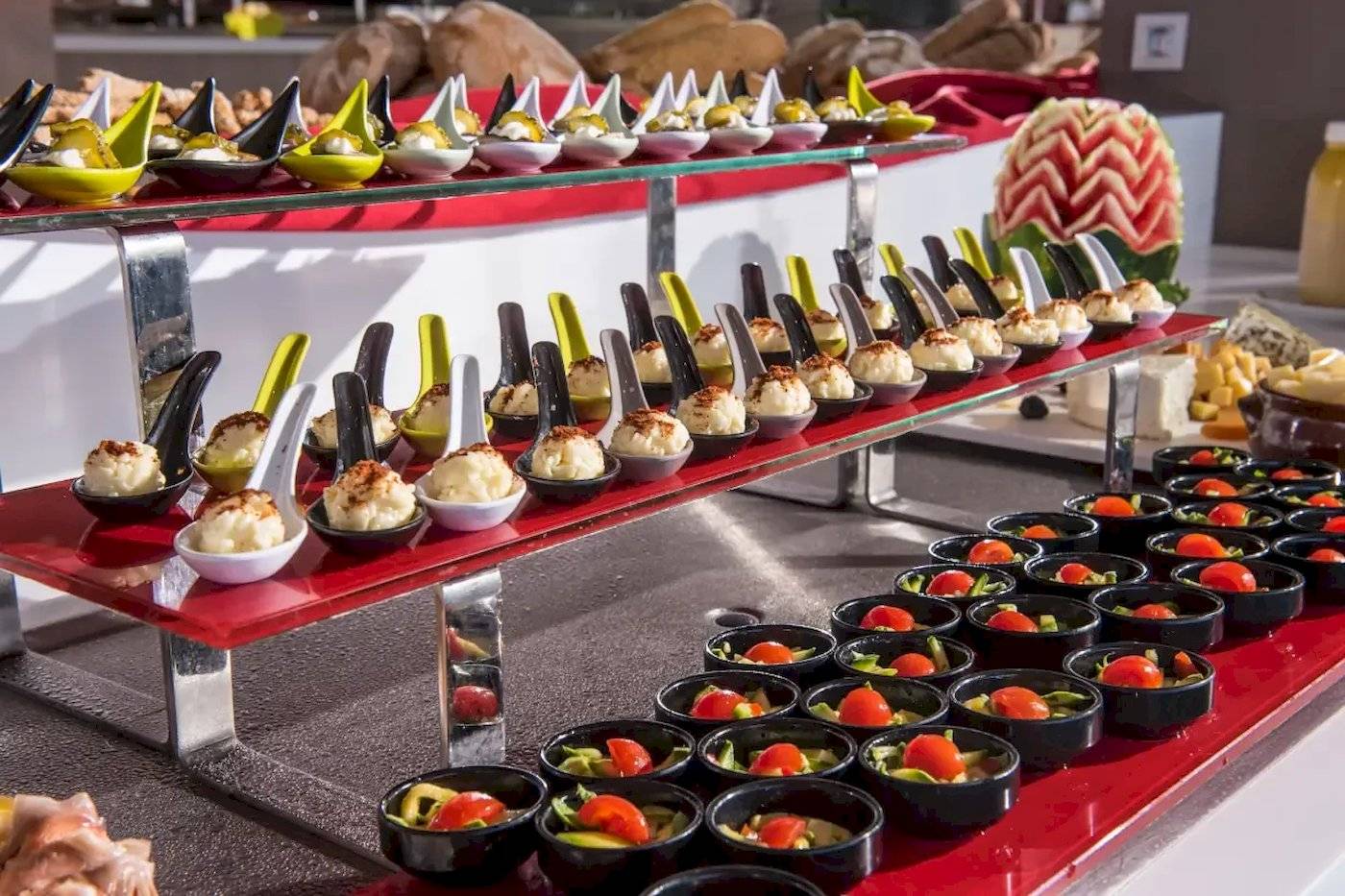 Ein Buffet im Corissia Beach Hotel mit verschiedenen Speisen in Schalen und auf Platten.