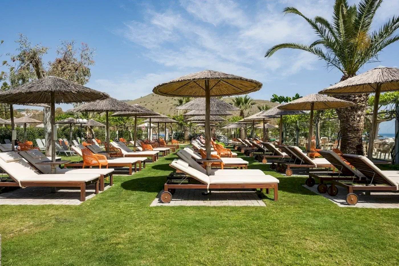 Strandliegen im Corissia Beach Hotel auf der Insel Chalkidiki.