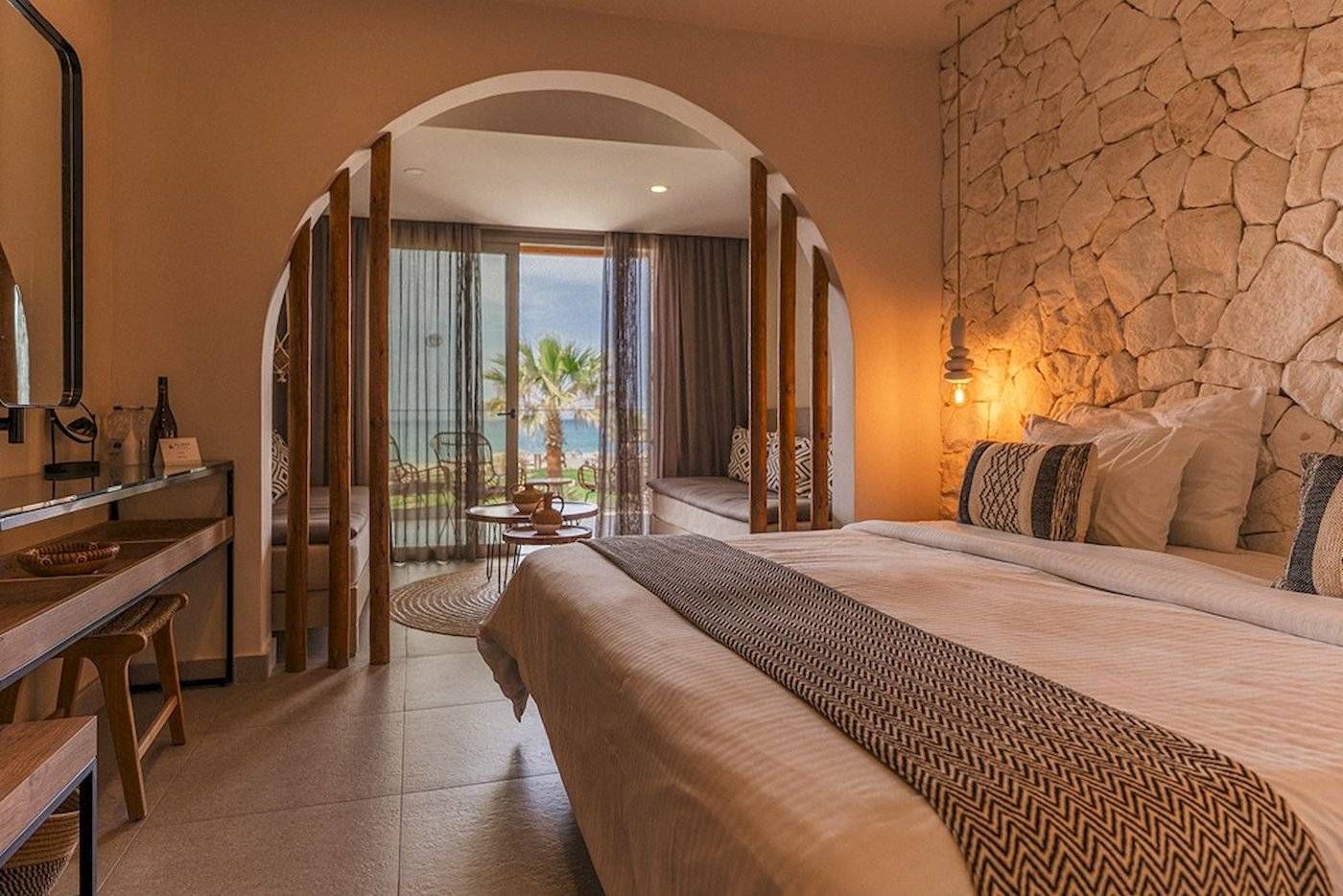 Innenansicht eines Eliros Mare Hotelzimmers mit Blick auf das Meer.