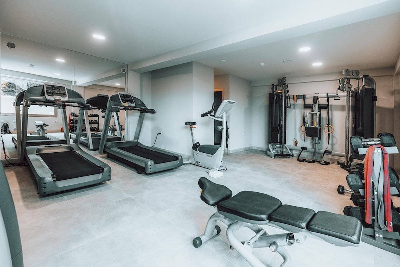 Fitnessbereich im Eliros Mare Hotel mit mehreren Laufbändern und Trainingsgeräten.