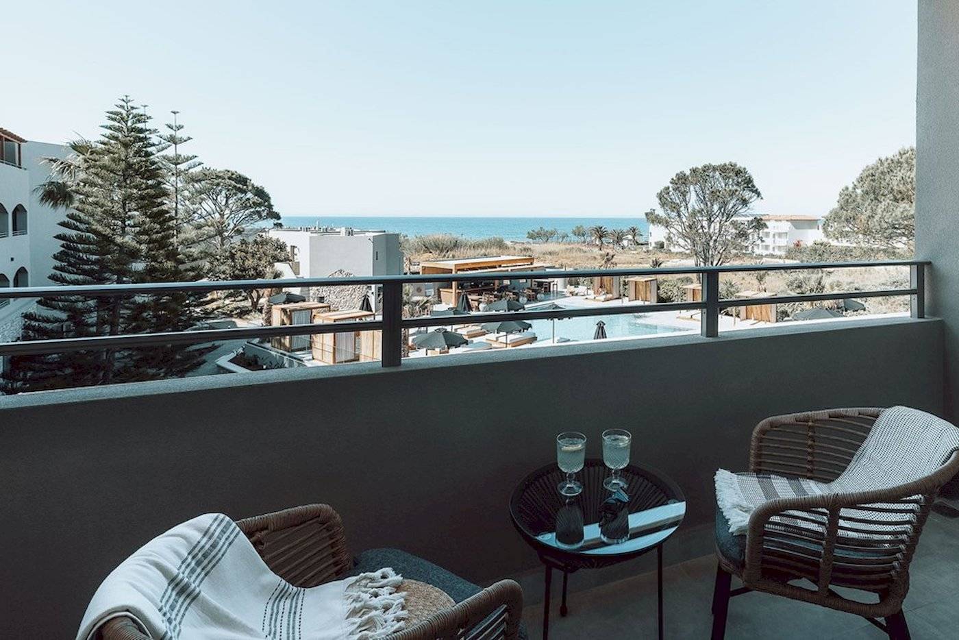 Ein Balkon des Eliros Mare Hotels mit Blick auf das Meer und die Umgebung.
