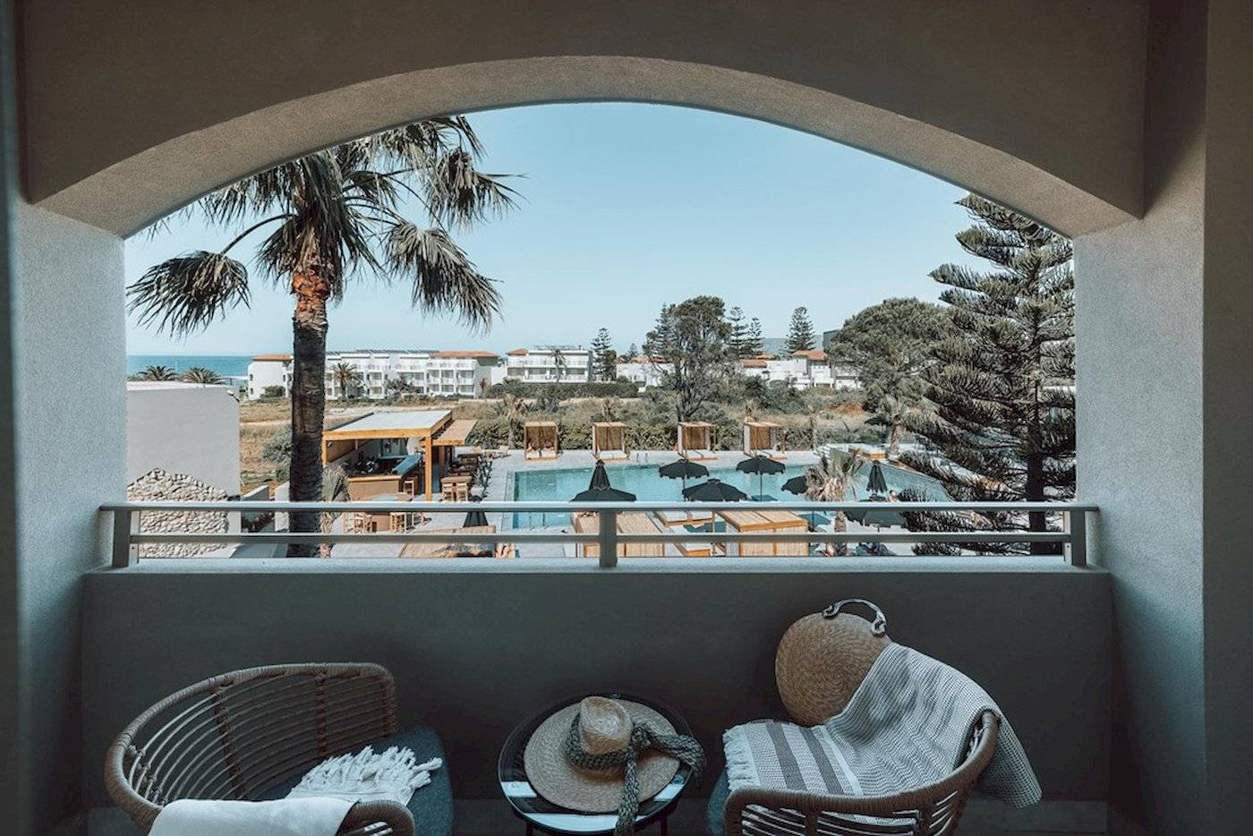 Ausblick vom Balkon des Eliros Mare Hotels mit Swimmingpool und Meer