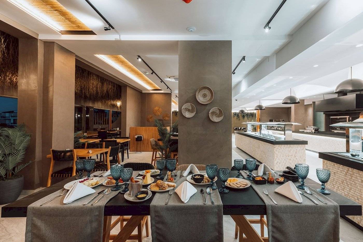 Frühstücksbuffet im Eliros Mare Hotel mit verschiedenen Gerichten und Geschirr.