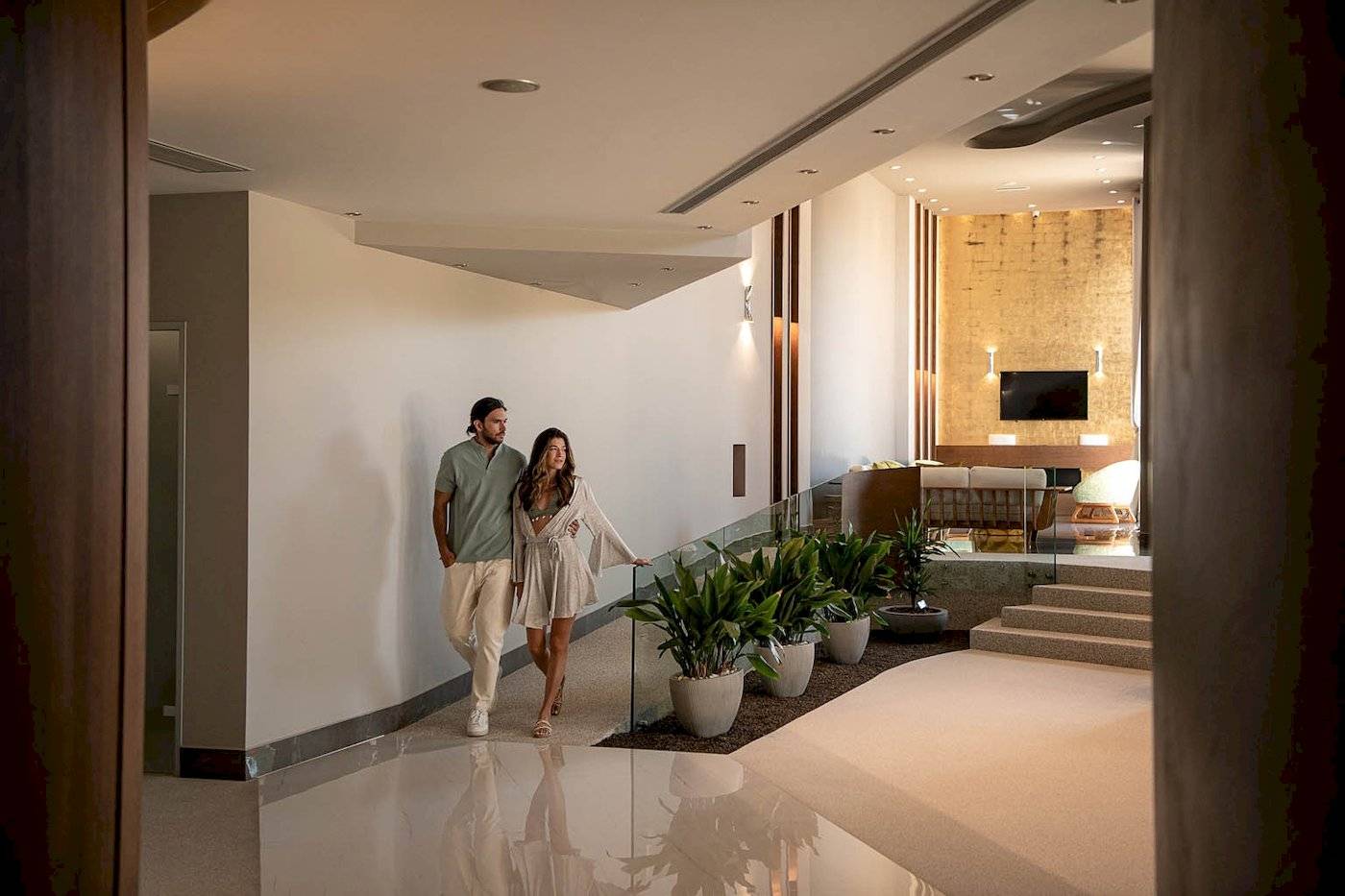 Ein Paar läuft durch einen Flur im Cretan Dream Resort & Spa Hotel.