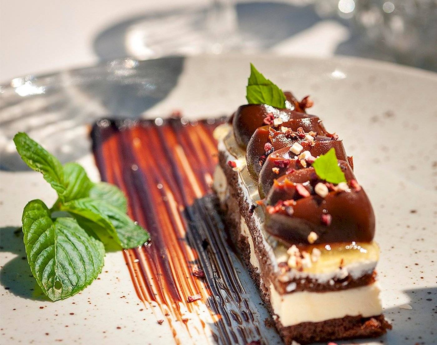 Stück Nachtisch im Cretan Dream Resort & Spa mit Schokoglasur und Minzblättern.