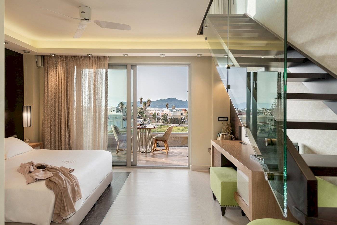 Hotelzimmer im Cretan Dream Resort & Spa mit offenem Balkon und Meerblick