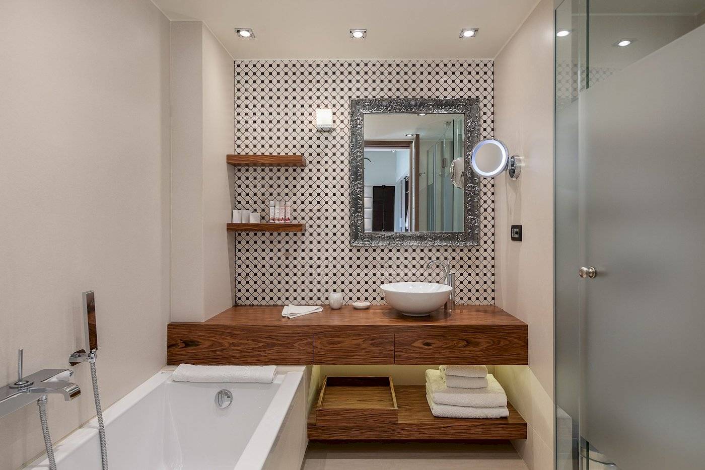 Ein Badezimmer im Cretan Dream Resort & Spa mit Badewanne, Waschbecken, Spiegel und gefliester Wand.