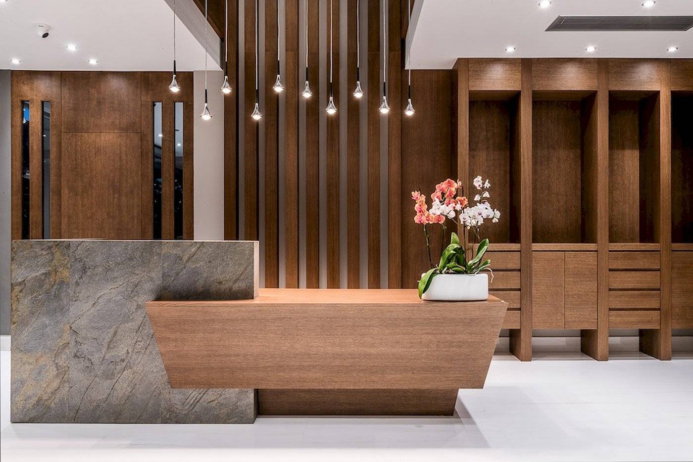 Empfangsbereich des Cretan Dream Resort & Spa mit Blumen, Holzelementen und Leuchten