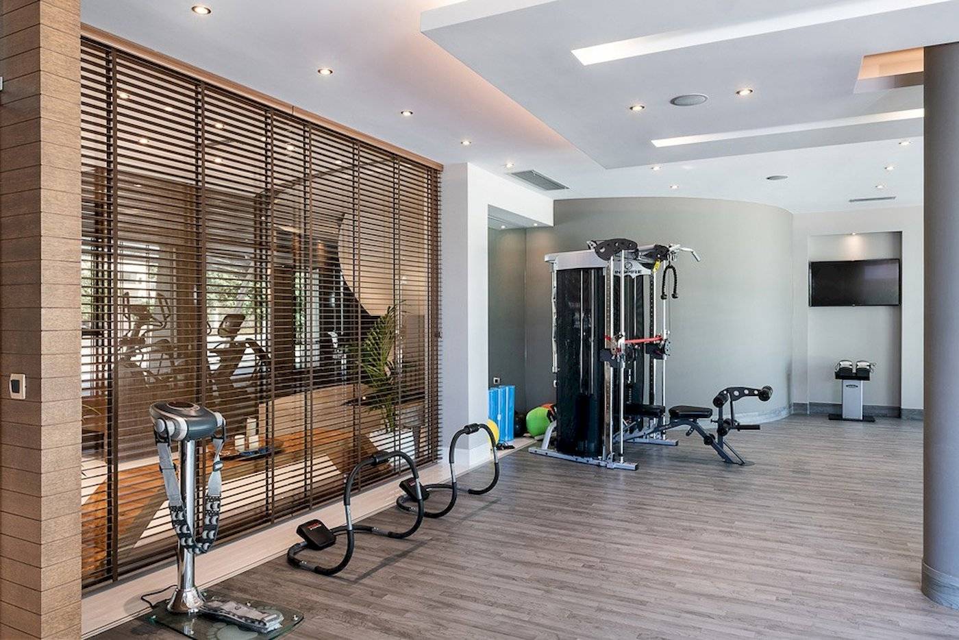 Innenansicht des Fitnesscenters im Cretan Dream Resort & Spa mit verschiedenen Trainingsgeräten.