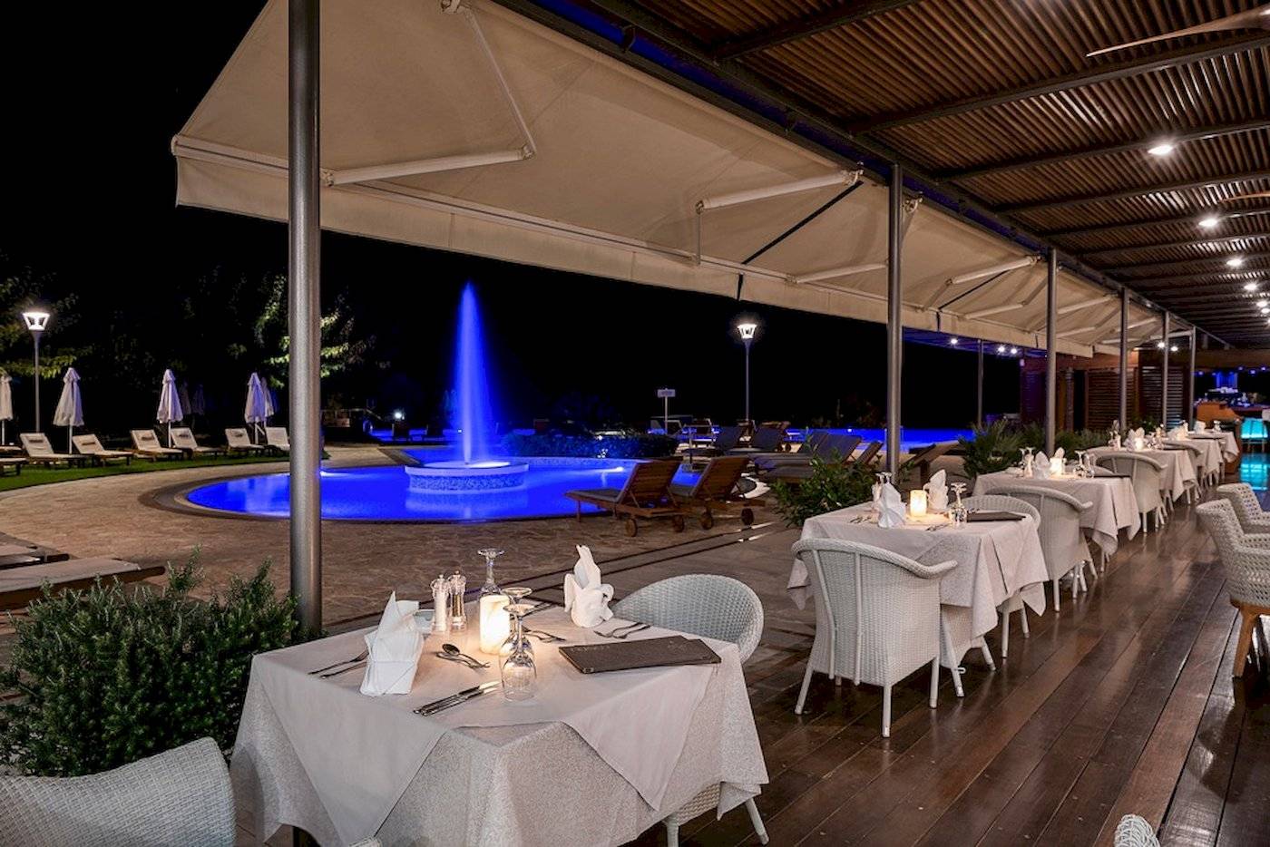 Abendessen im Freien am Pool des Cretan Dream Resort & Spa