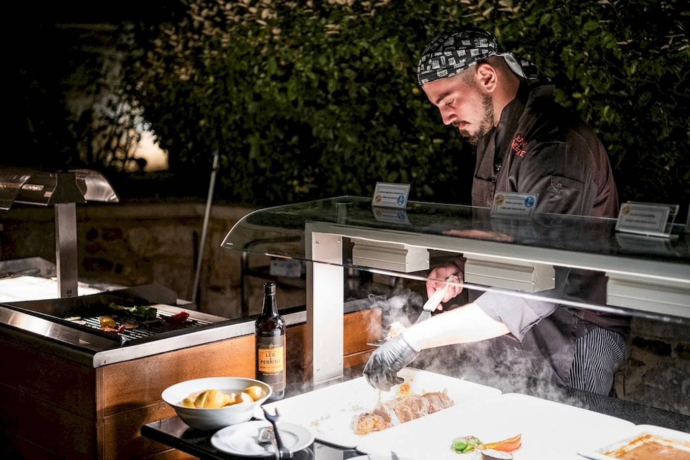 Ein Koch bereitet im Cretan Dream Resort & Spa ein Gericht zu.