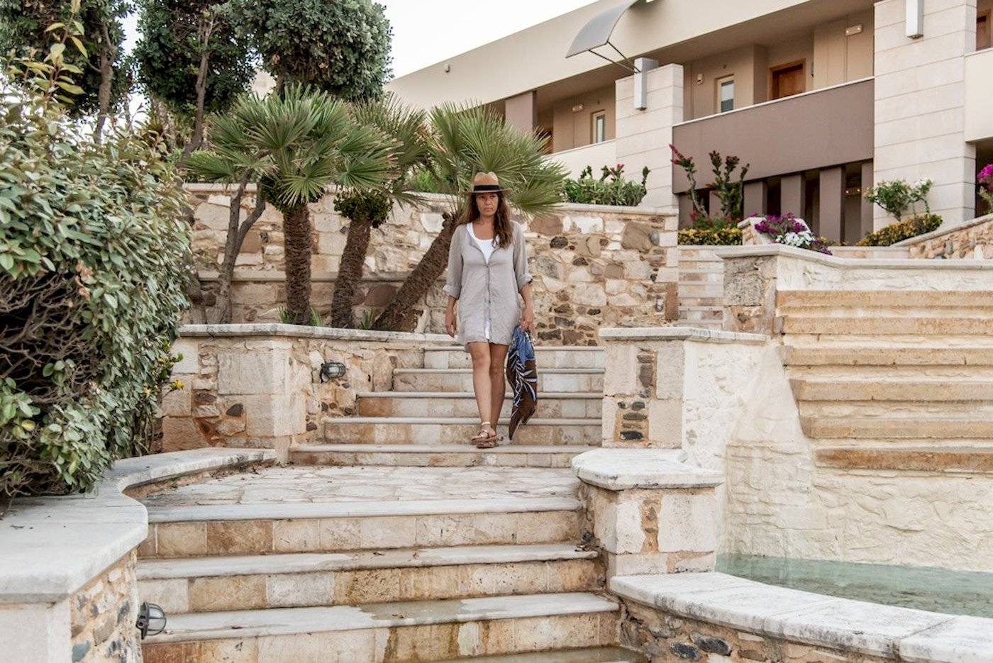 Frau geht die Treppen zum Cretan Dream Resort & Spa hinauf