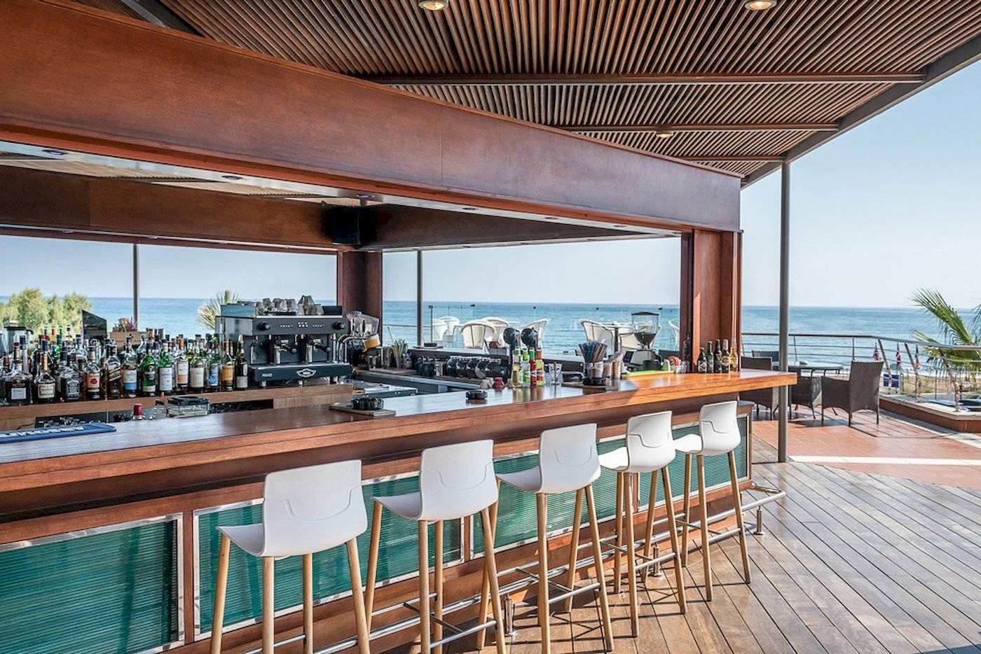 Barbereich des Cretan Dream Resorts mit Blick auf das Meer