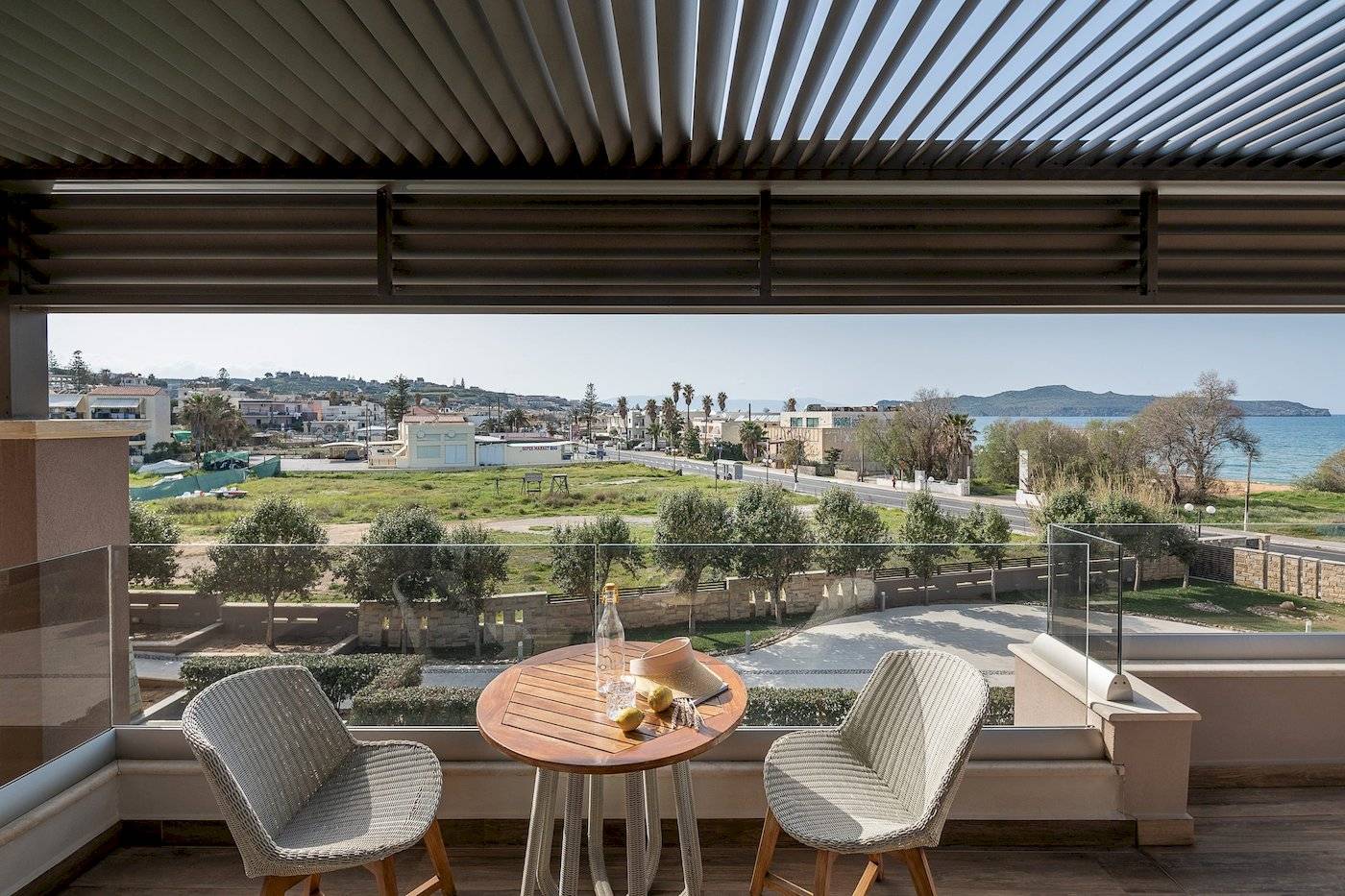 Ein Balkon mit Blick auf das Meer vom Cretan Dream Resort & Spa.