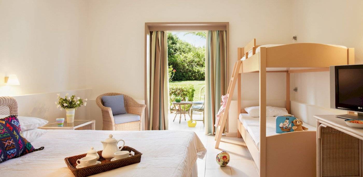 Doppelzimmer im Grecotel Meli Palace mit Doppelstockbett, Balkon und Gartenblick.