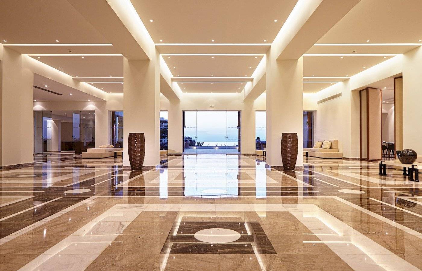 Empfangshalle des Grecotel Meli Palace mit Marmorboden und hohen Decken