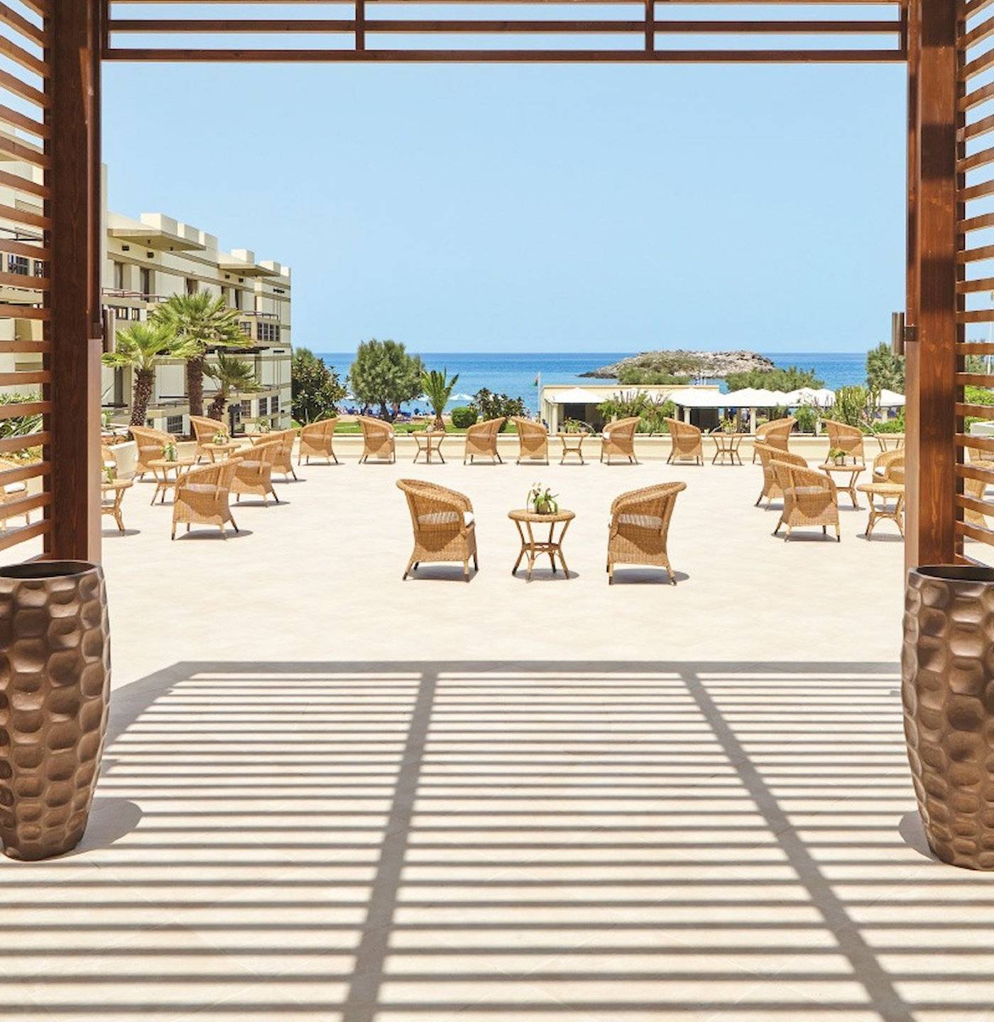 Terrasse des Grecotel Meli Palace Hotels mit Blick auf das Meer