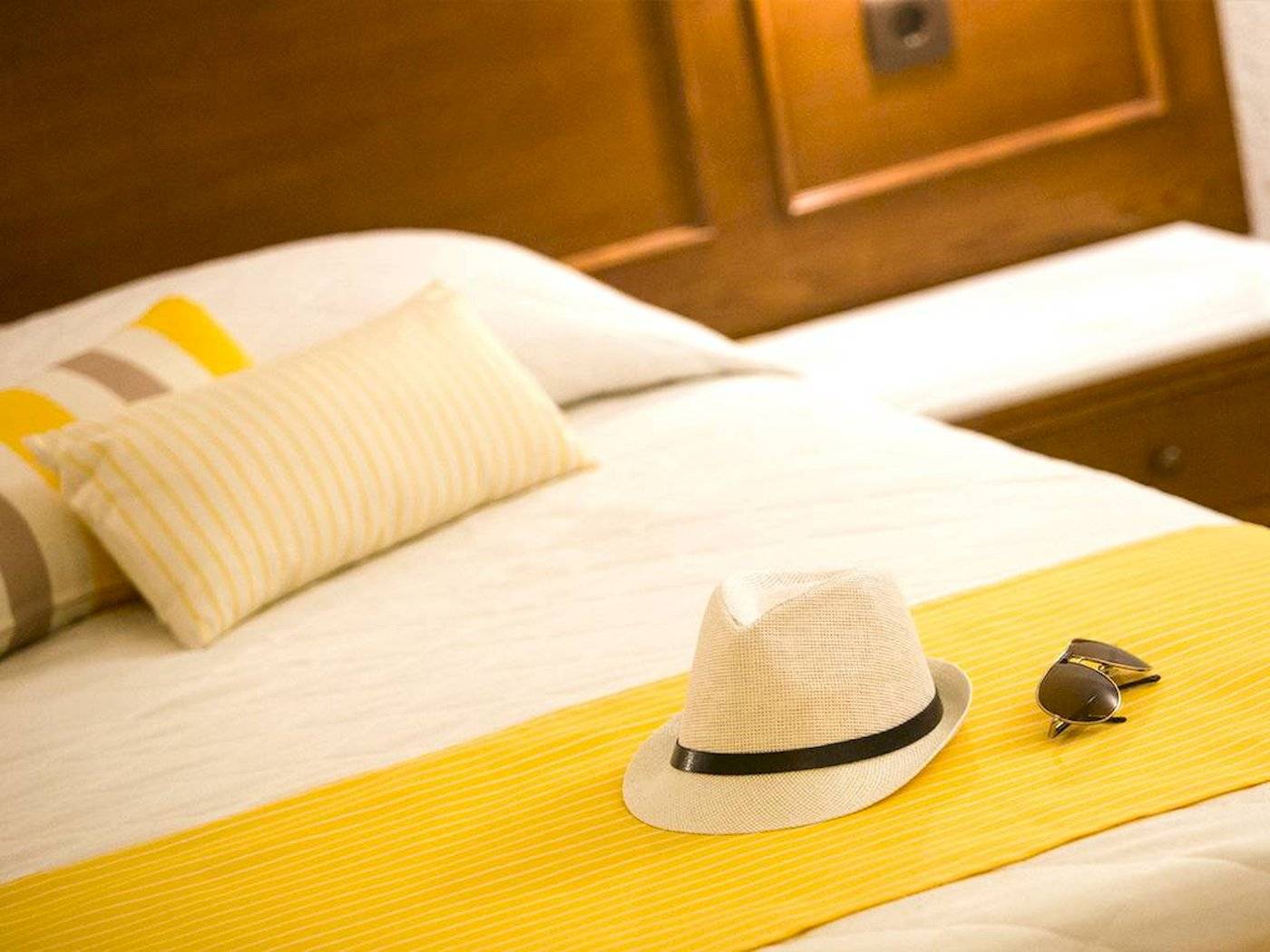 Hotelzimmer im Chrissi Amoudia mit Blick auf das Meer vom Balkon.