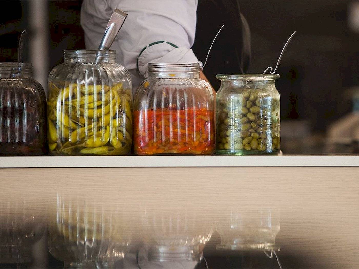 Gläser mit Gewürzen im Hotel Chrissi Amoudia