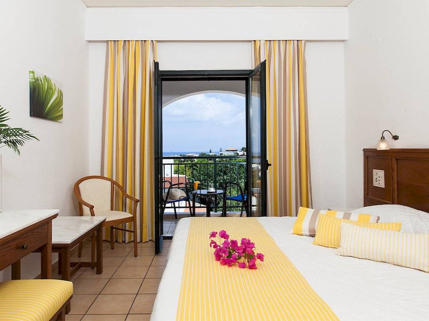 Hotelzimmer im Chrissi Amoudia mit Blick auf das Meer vom Balkon.