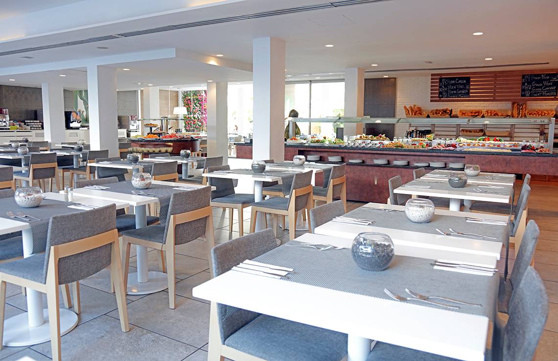 Innenansicht des Restaurants im LABRANDA Bronze Playa Hotel mit gedeckten Tischen und Buffet.