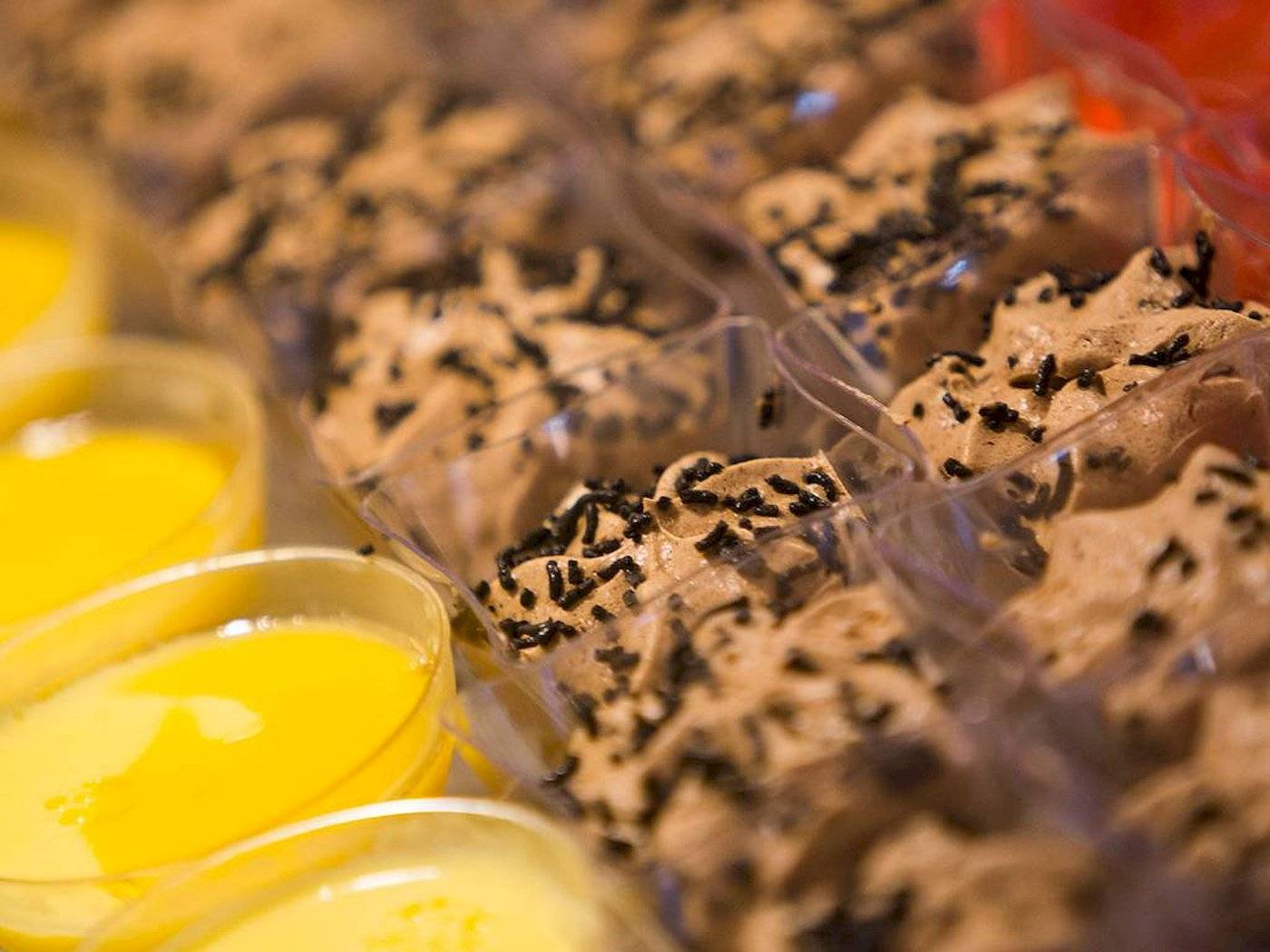 Nahaufnahme von Desserts mit Schokoladenstreuseln in klaren Bechern im Chrissi Amoudia Hotel