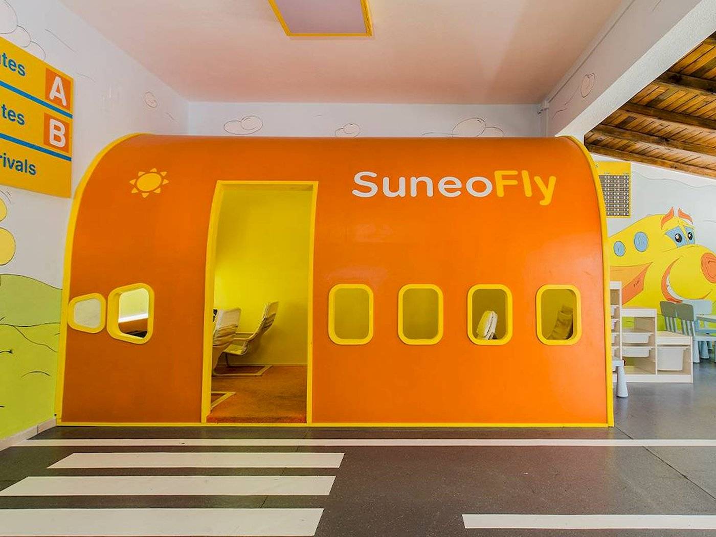 Spielbereich im Chrissi Amoudia Hotel mit einem orangefarbenen Flugzeug namens SuneoFly.