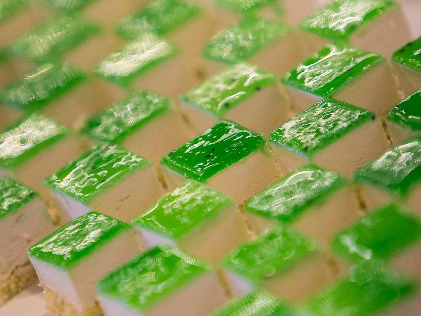 Nahaufnahme von grünen quadratischen Desserts im Chrissi Amoudia Hotel