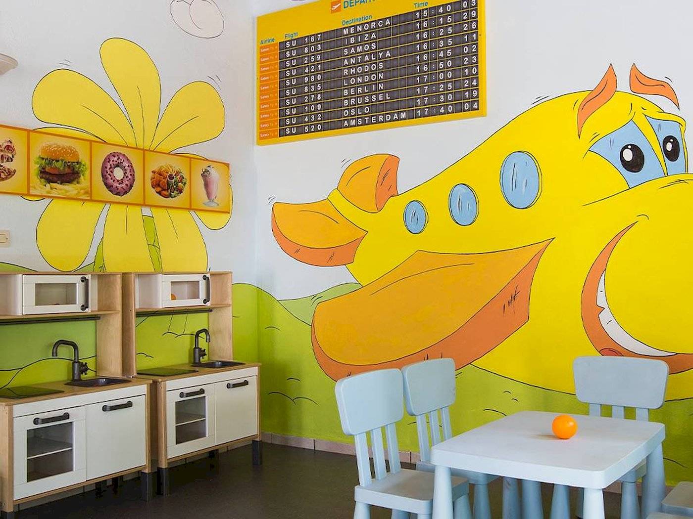 Kinderzimmer im Chrissi Amoudia Hotel mit Spieluhr und Tafel.