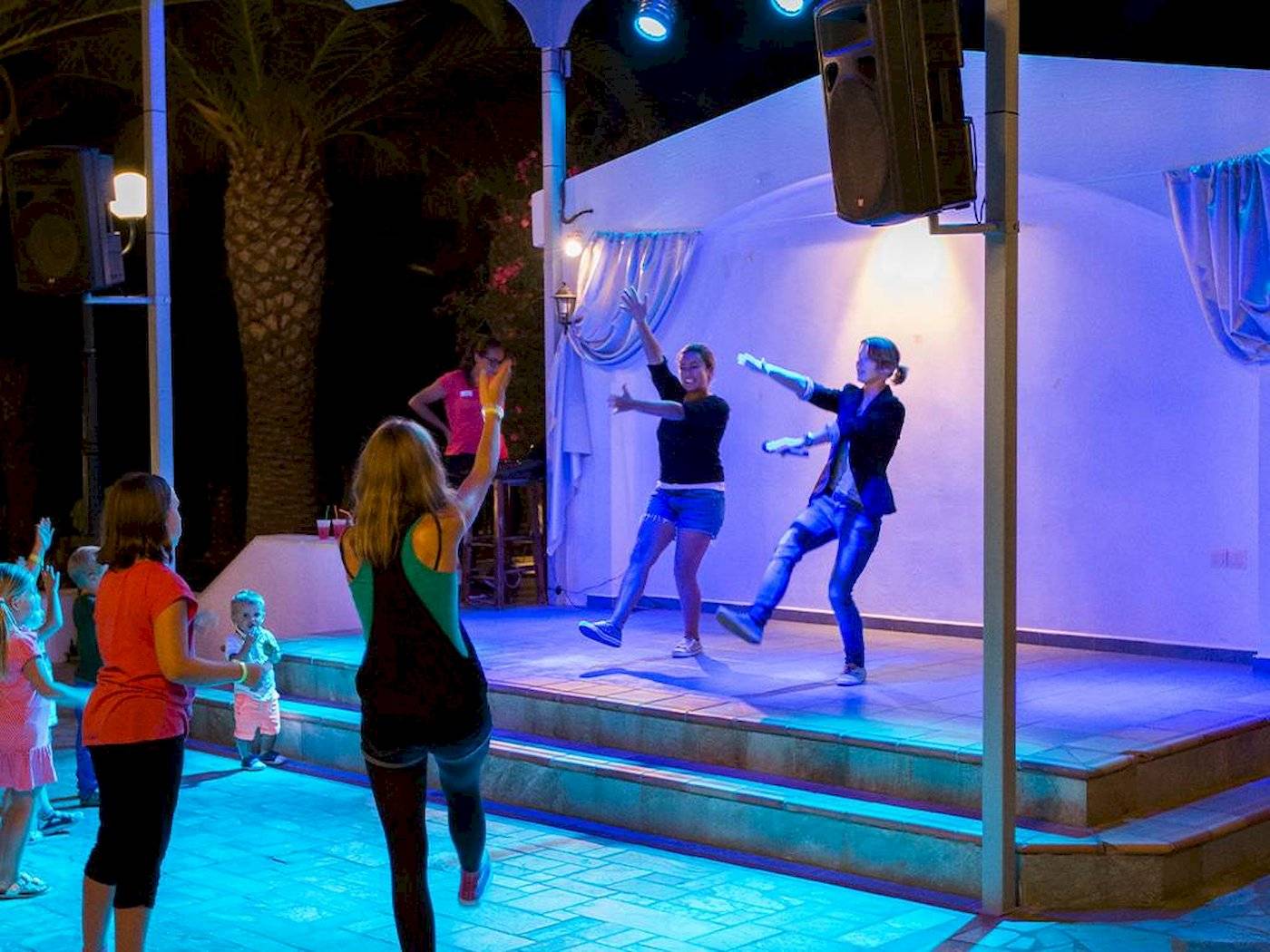 Abend-Unterhaltung im Chrissi Amoudia mit Tänzern und Zuschauern auf der Bühne.