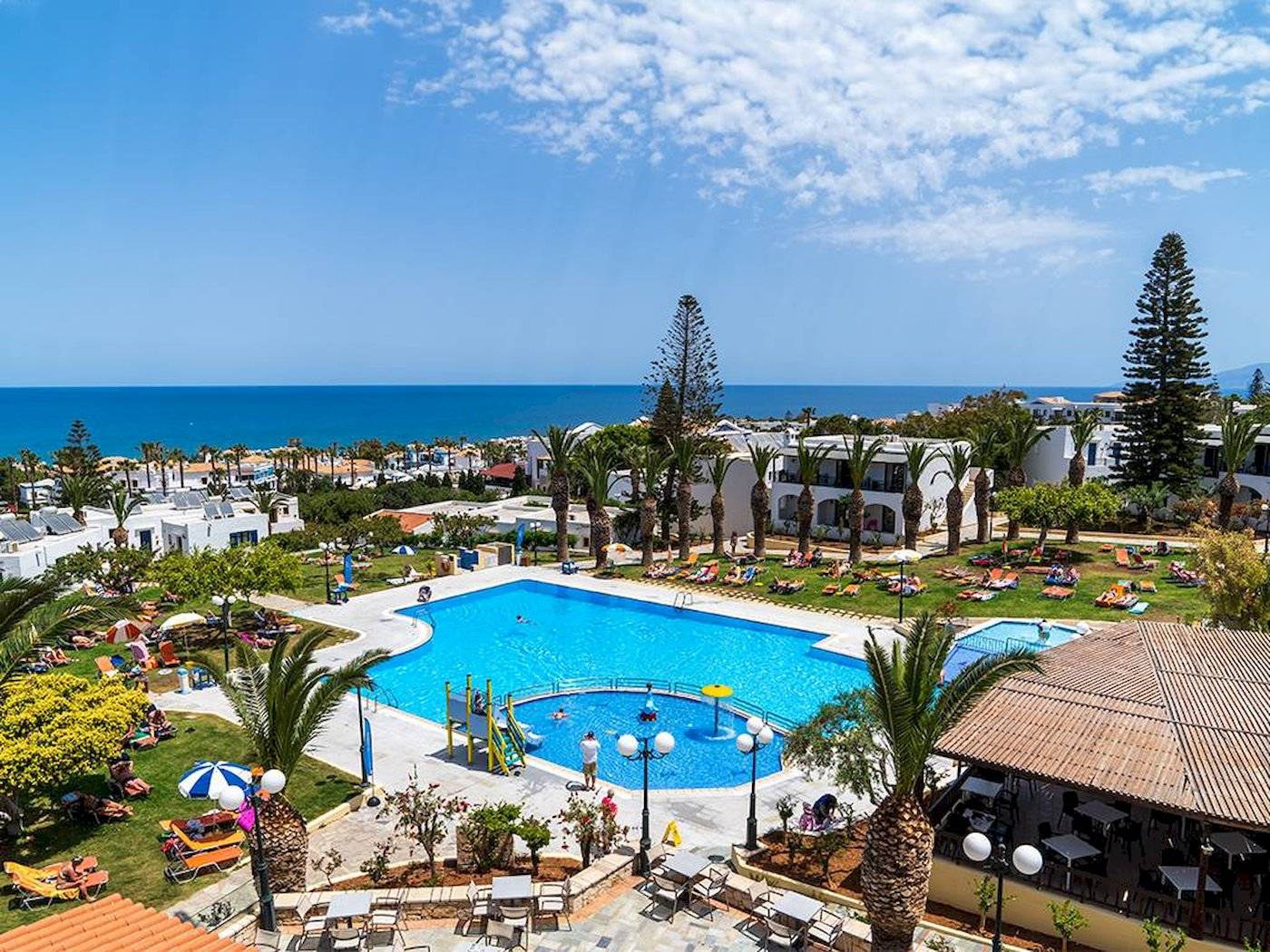 Hotel Chrissi Amoudia mit Swimmingpool und Meerblick aus der Vogelperspektive.