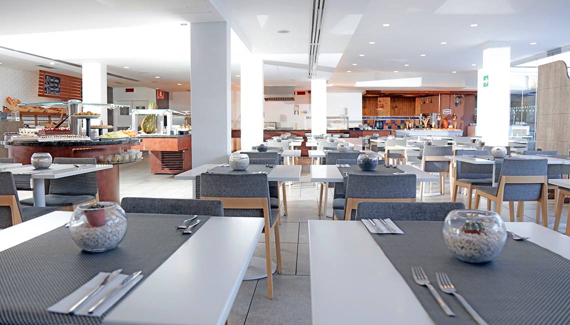 Restaurant des LABRANDA Bronze Playa Hotels mit eingerichteten Tischen und Stühlen.