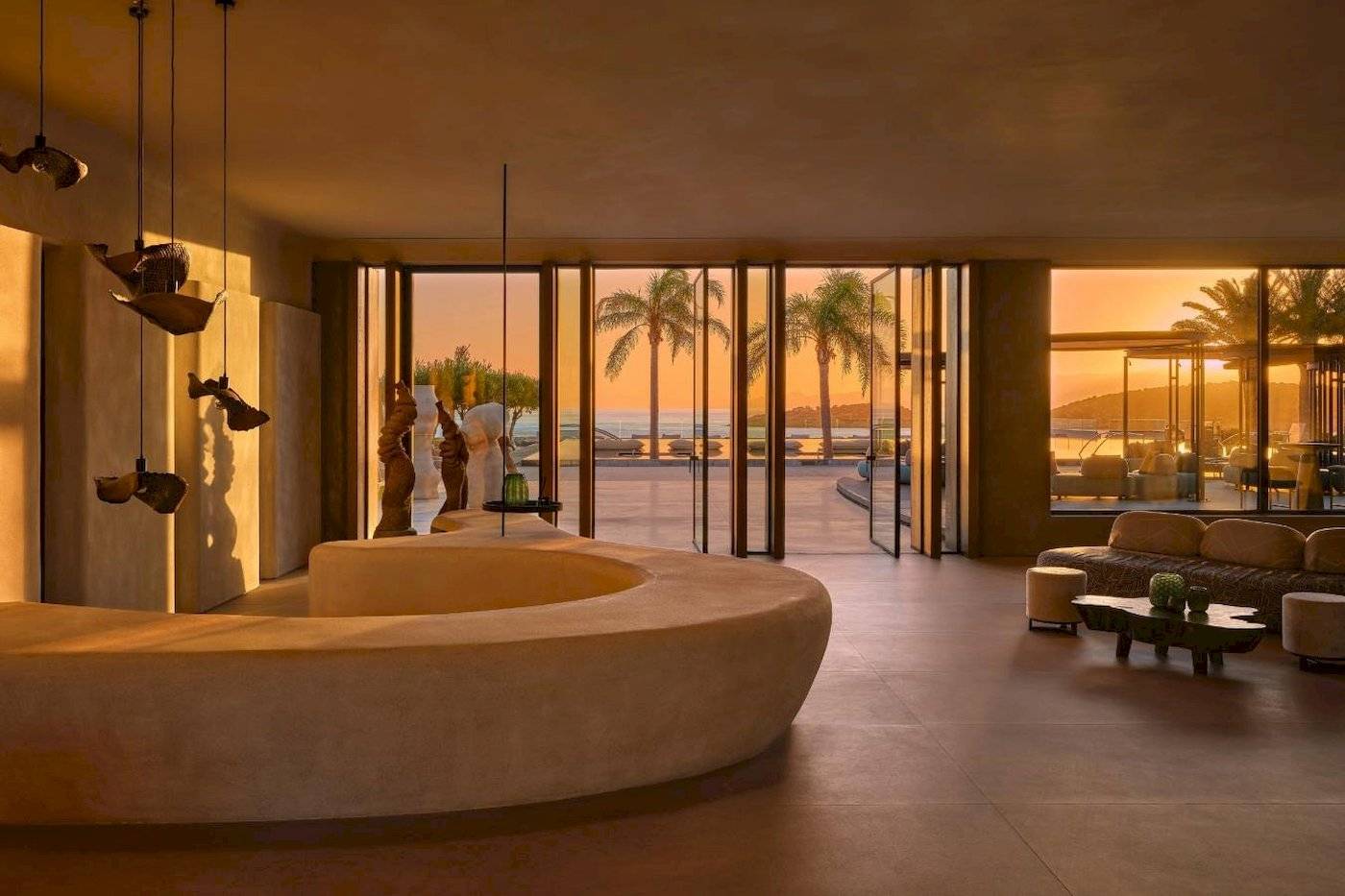 Innenbereich des Minos Palace Hotel & Suites mit Blick auf den Ozean und Palmen