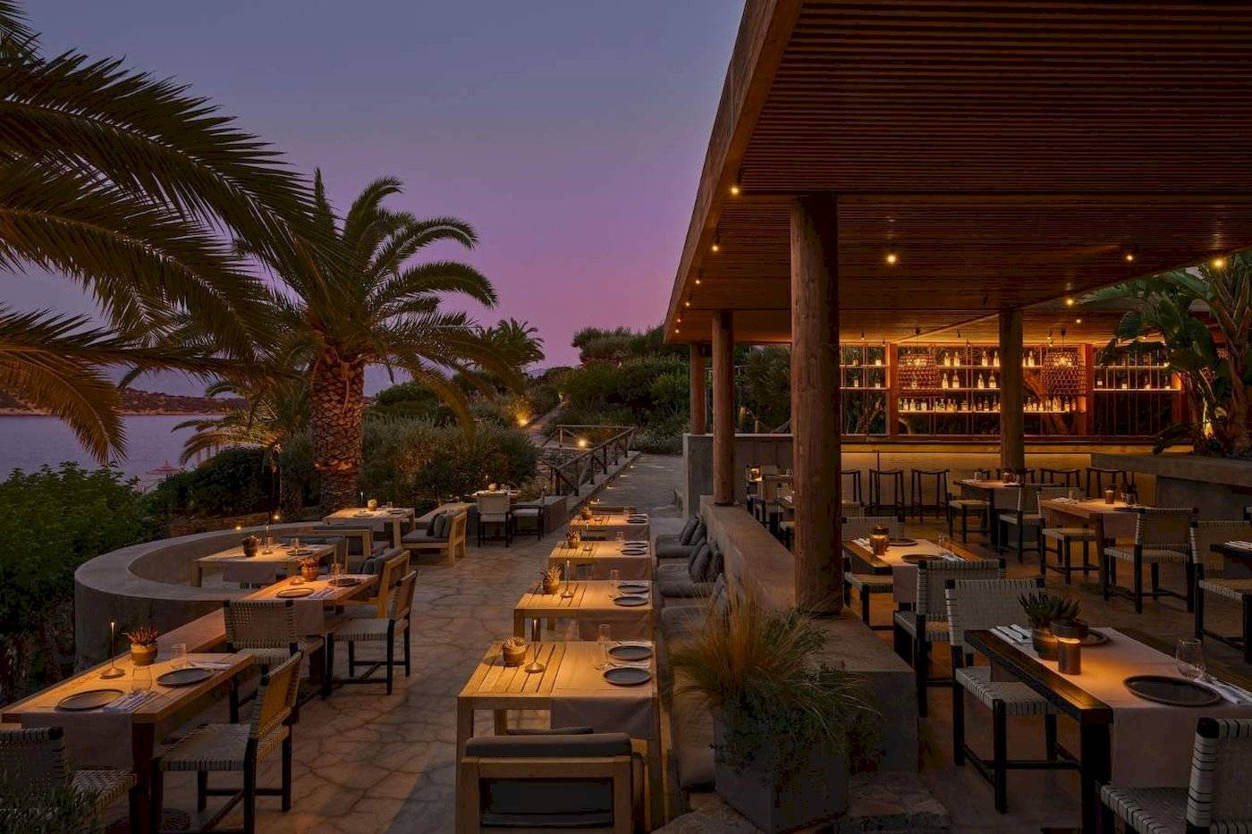 Abendessen im Hotelrestaurant Minos Palace Hotel & Suites mit Blick auf das Meer.