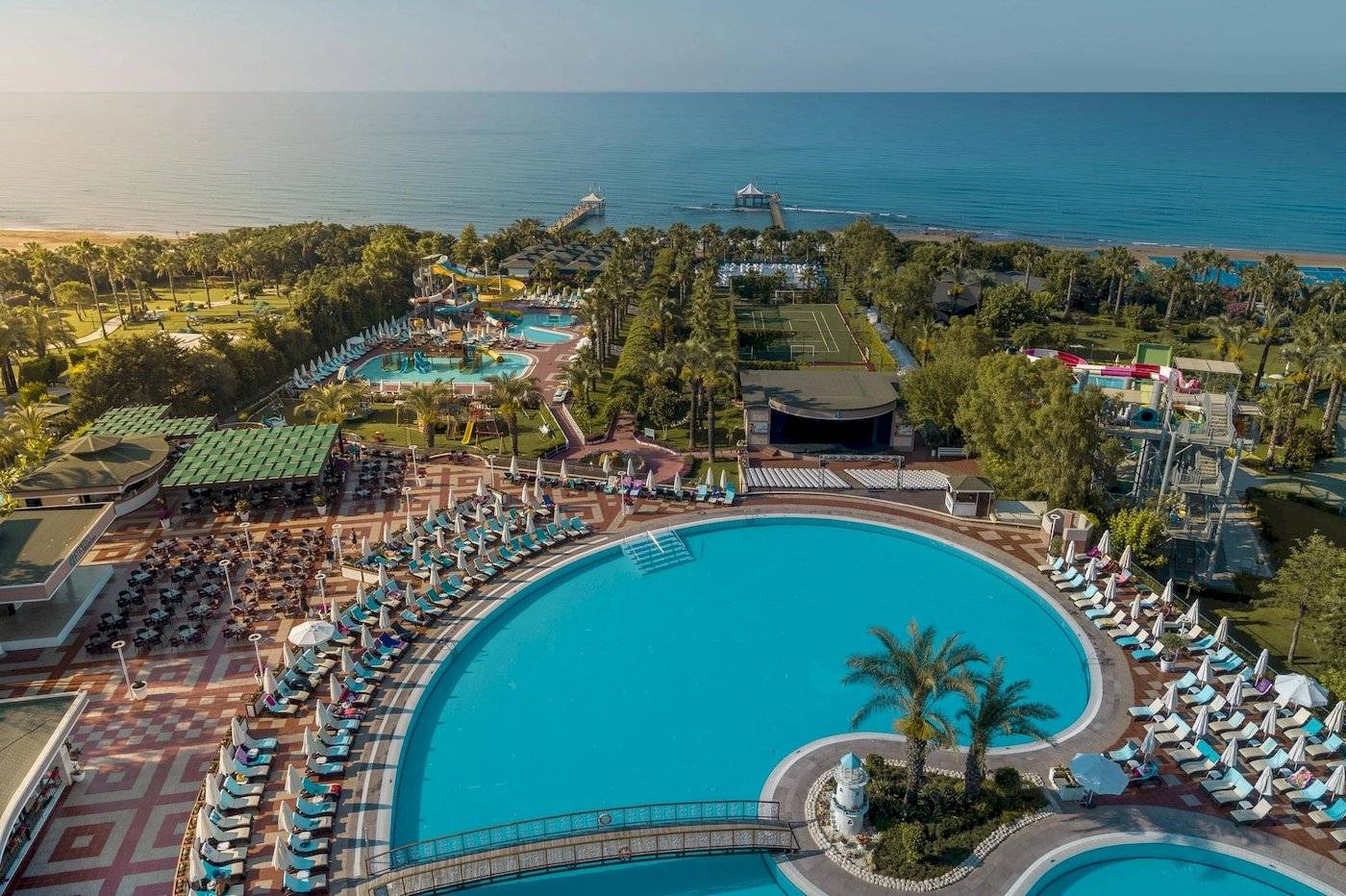 Luftaufnahme des Turan Prince Hotel mit großem Pool, Liegestühlen und Sonnenschirmen