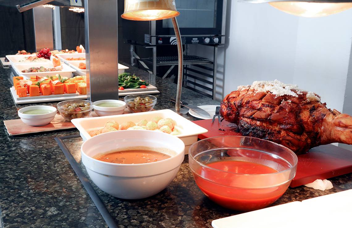 Buffettisch im LABRANDA Bronze Playa Hotel mit verschiedenen Gerichten und einem gebratenen Schwein.