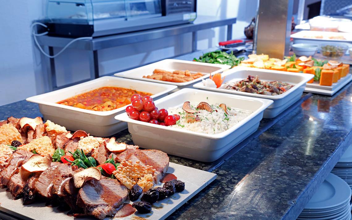 Buffet-Tisch im LABRANDA Bronze Playa Hotel mit verschiedenen Gerichten und Speisen.